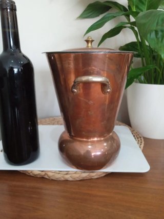 Antigua vaporera de cobre.