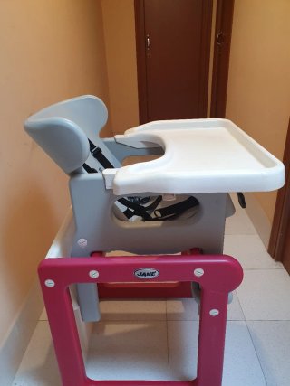 Trona de bebé gris y rosa