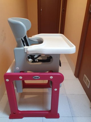 Trona de bebé gris y rosa
