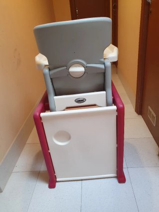 Trona de bebé gris y rosa