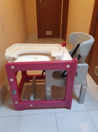 Trona de bebé gris y rosa