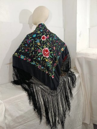 PRECIOSO MANTÓN DE MANILA DE SEDA BORDADA