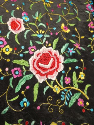 PRECIOSO MANTÓN DE MANILA DE SEDA BORDADA