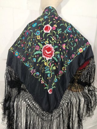 PRECIOSO MANTÓN DE MANILA DE SEDA BORDADA