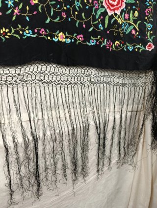 PRECIOSO MANTÓN DE MANILA DE SEDA BORDADA