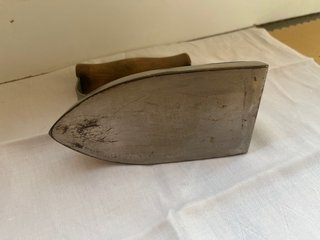 Plancha antigua de hierro con mango de madera