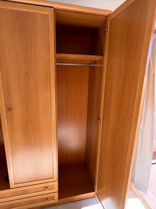Armario madera clara 3 puertas y cajones
