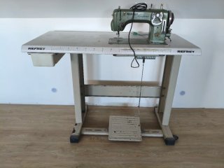 Máquina de coser Refrey con mesa