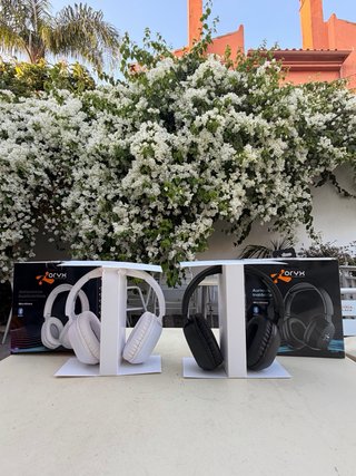 Cascos Inalámbricos Bluetooth Negros y Blancos