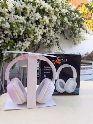 Cascos Inalámbricos Bluetooth Negros y Blancos