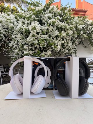 Cascos Inalámbricos Bluetooth Negros y Blancos