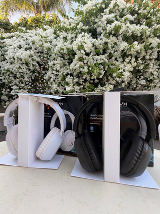 Cascos Inalámbricos Bluetooth Negros y Blancos
