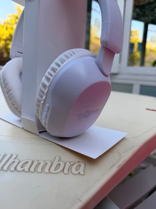 Cascos Inalámbricos Bluetooth Negros y Blancos