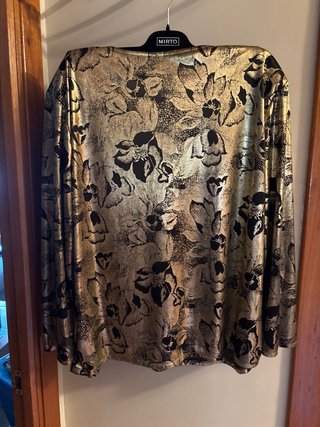 Camiseta dorada y negra floral mujer