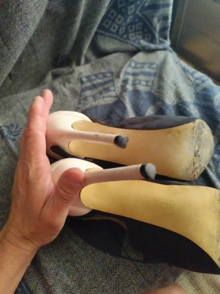Zapatos de tacón negros y blancos