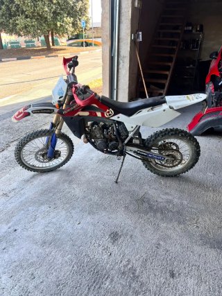 Moto Husqvarna de 125cc 2 tiempos, matriculada