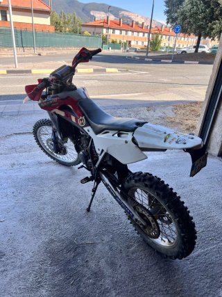 Moto Husqvarna de 125cc 2 tiempos, matriculada