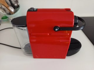 Cafetera Nespresso Roja (pierde agua)
