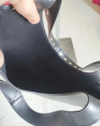 Bolso estrella negro con tachuelas.