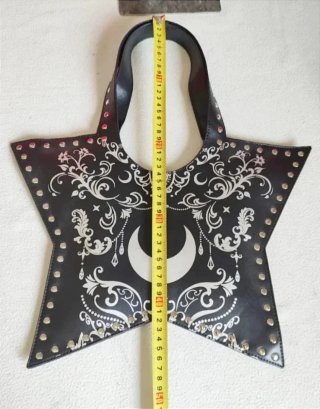 Bolso estrella negro con tachuelas.