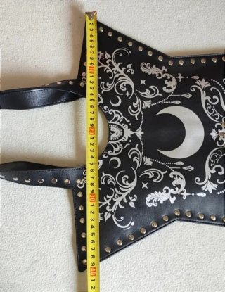 Bolso estrella negro con tachuelas.