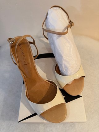 Zapatos de tacón Vincenzo beige y blanco