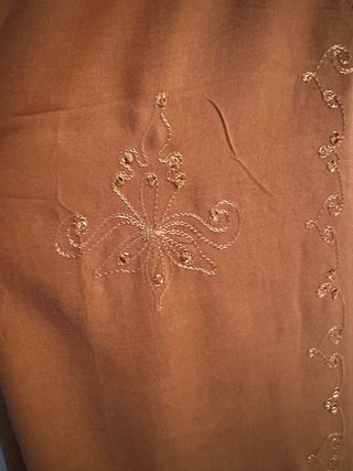 Pantalón beige con adornos de tiro 33 cm .