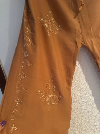 Pantalón beige con adornos de tiro 33 cm .