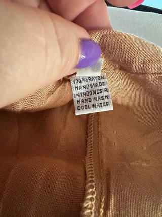 Pantalón beige con adornos de tiro 33 cm .