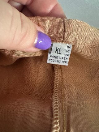 Pantalón beige con adornos de tiro 33 cm .