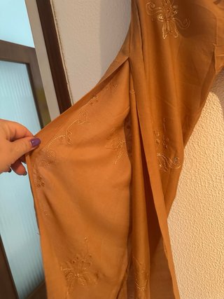 Pantalón beige con adornos de tiro 33 cm .