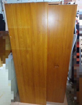 Armario de madera con colgador y balda