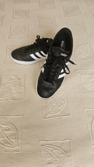 Zapatillas Adidas Negras y Blancas