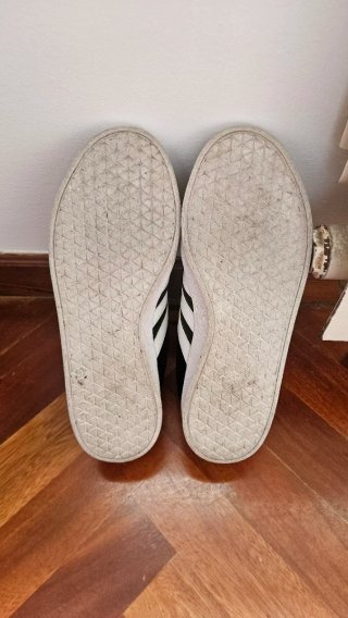 Zapatillas Adidas Negras y Blancas