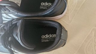 Zapatillas Adidas Negras y Blancas