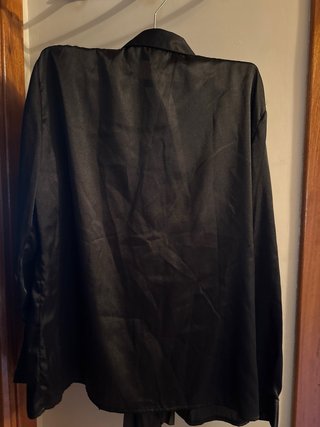 Camisa negra manga larga con volantes