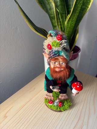 Duende de la fortuna hecho a mano, porcelana fria,