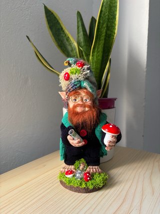 Duende de la fortuna hecho a mano, porcelana fria,