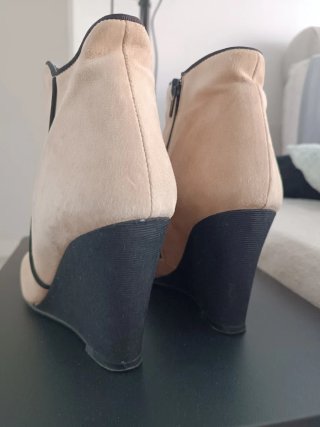 Botines cuña beige y negro talla 36