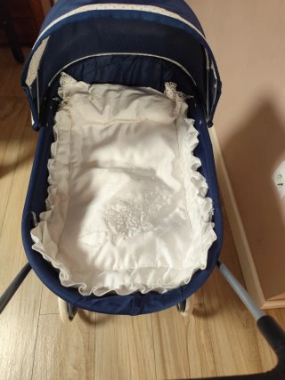 Carrito de muñecas azul