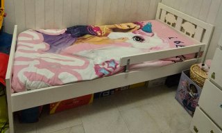 Cama infantil blanca con barandilla sin colchon