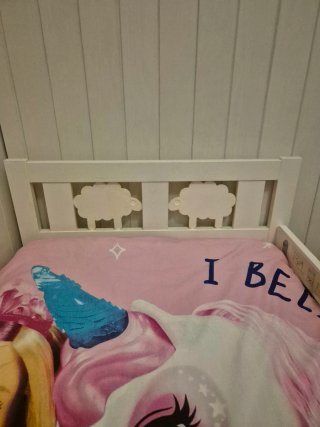 Cama infantil blanca con barandilla sin colchon