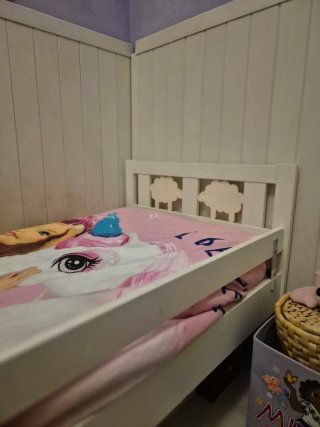 Cama infantil blanca con barandilla sin colchon
