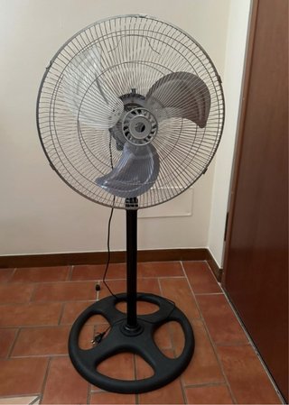 Ventilador de pie negro y plateado