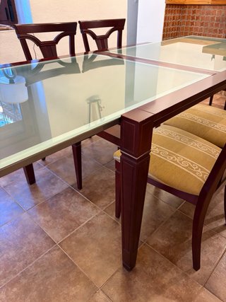 Comedor de madera con mesa extensible