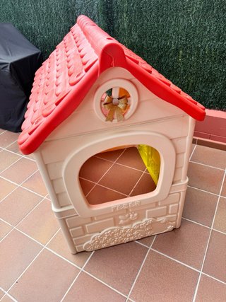 Casita infantil de plástico roja y beige