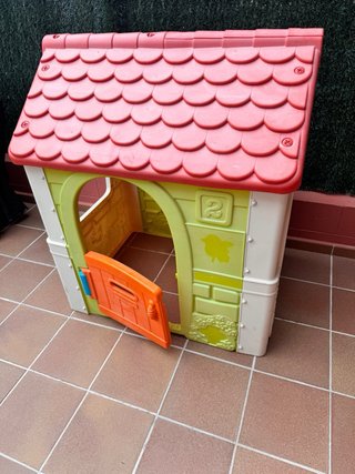 Casita infantil de plástico roja y beige