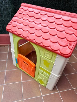Casita infantil de plástico roja y beige