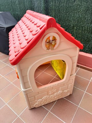 Casita infantil de plástico roja y beige
