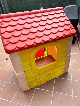Casita infantil de plástico roja y beige
